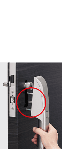 室外側グリップを室内側からねじ止めの写真1